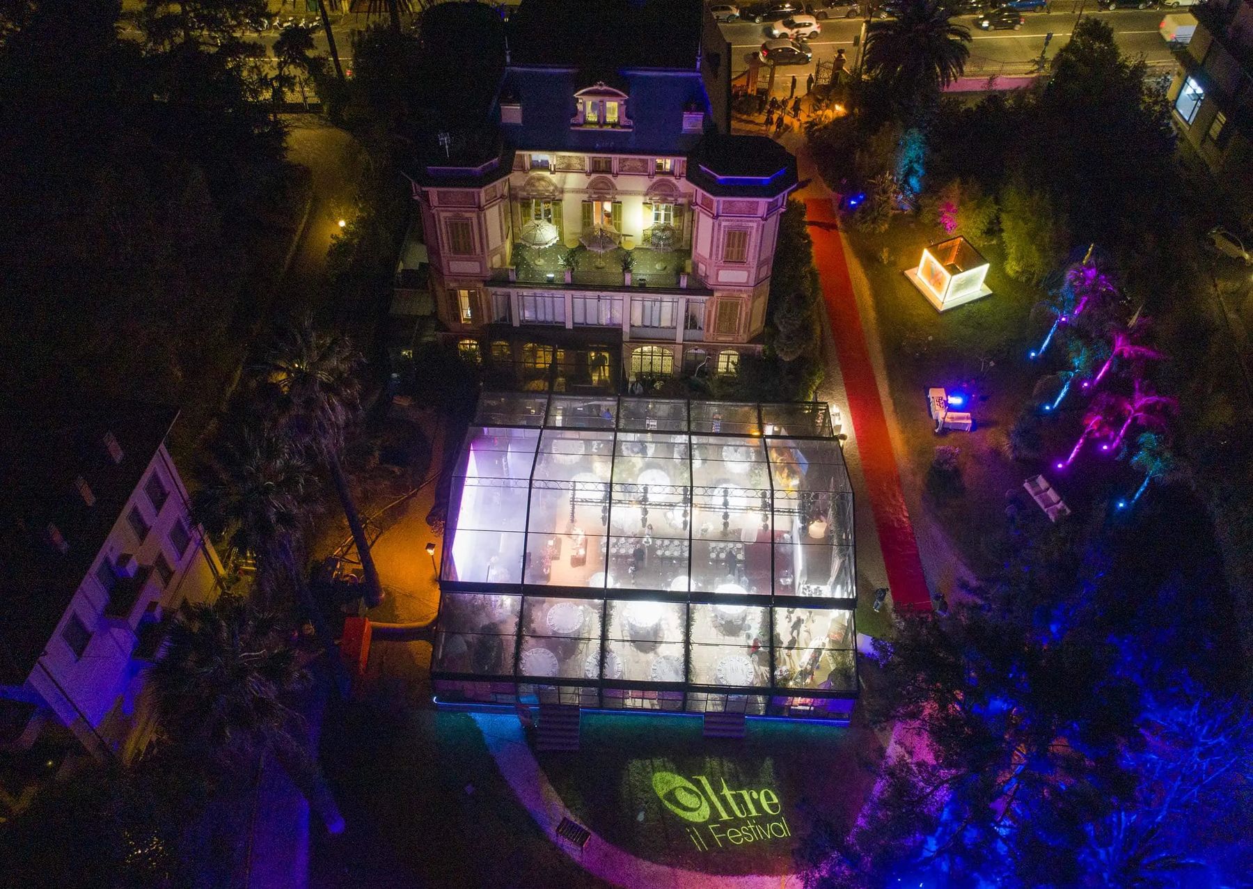 Villa Nobel e la sala di vetro illuminate, vista dall'alto